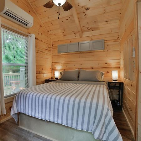 Lena Cabin Wooded Tiny Cabin - Hot Tub チャタヌーガ エクステリア 写真