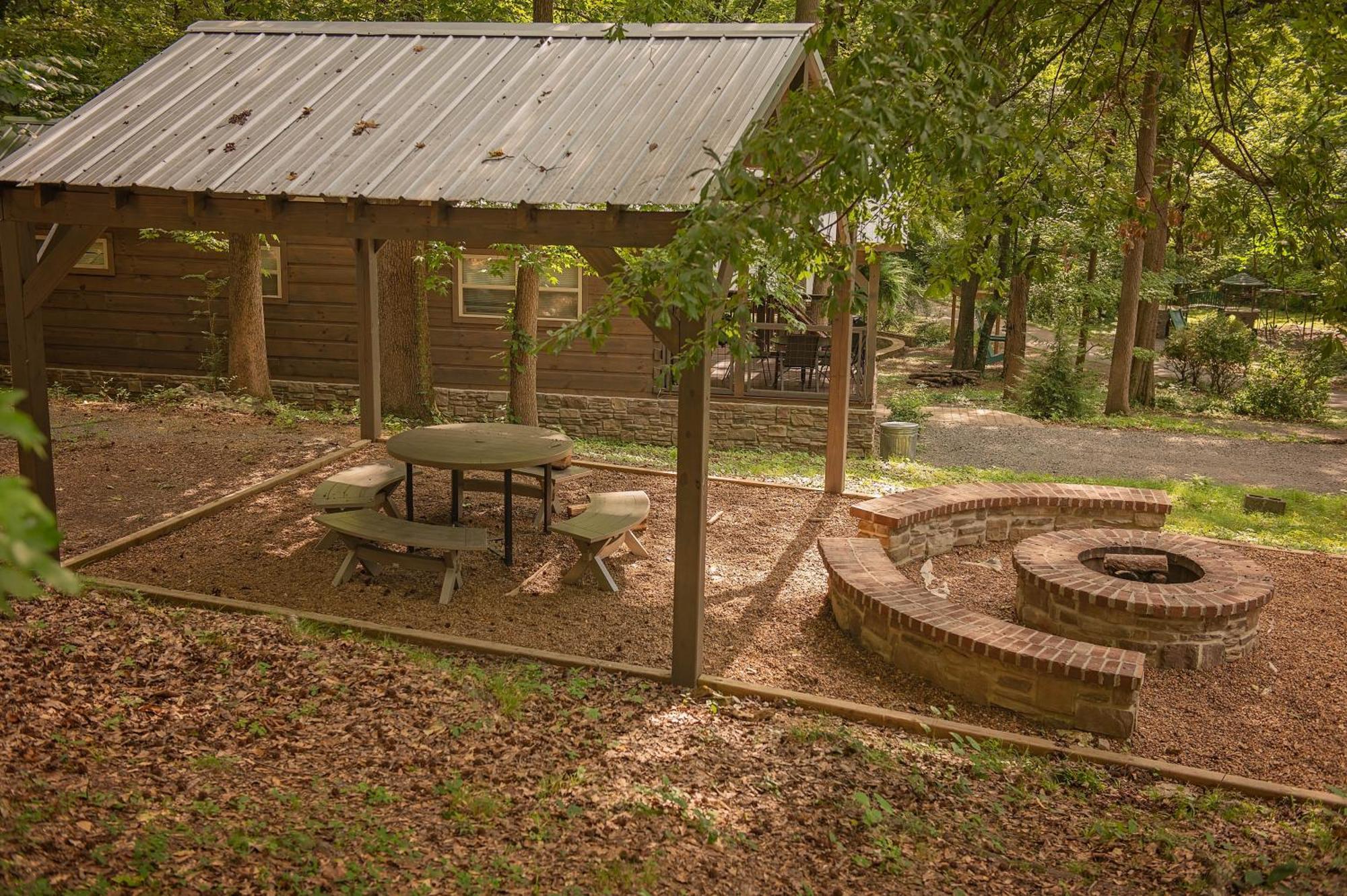Lena Cabin Wooded Tiny Cabin - Hot Tub チャタヌーガ エクステリア 写真