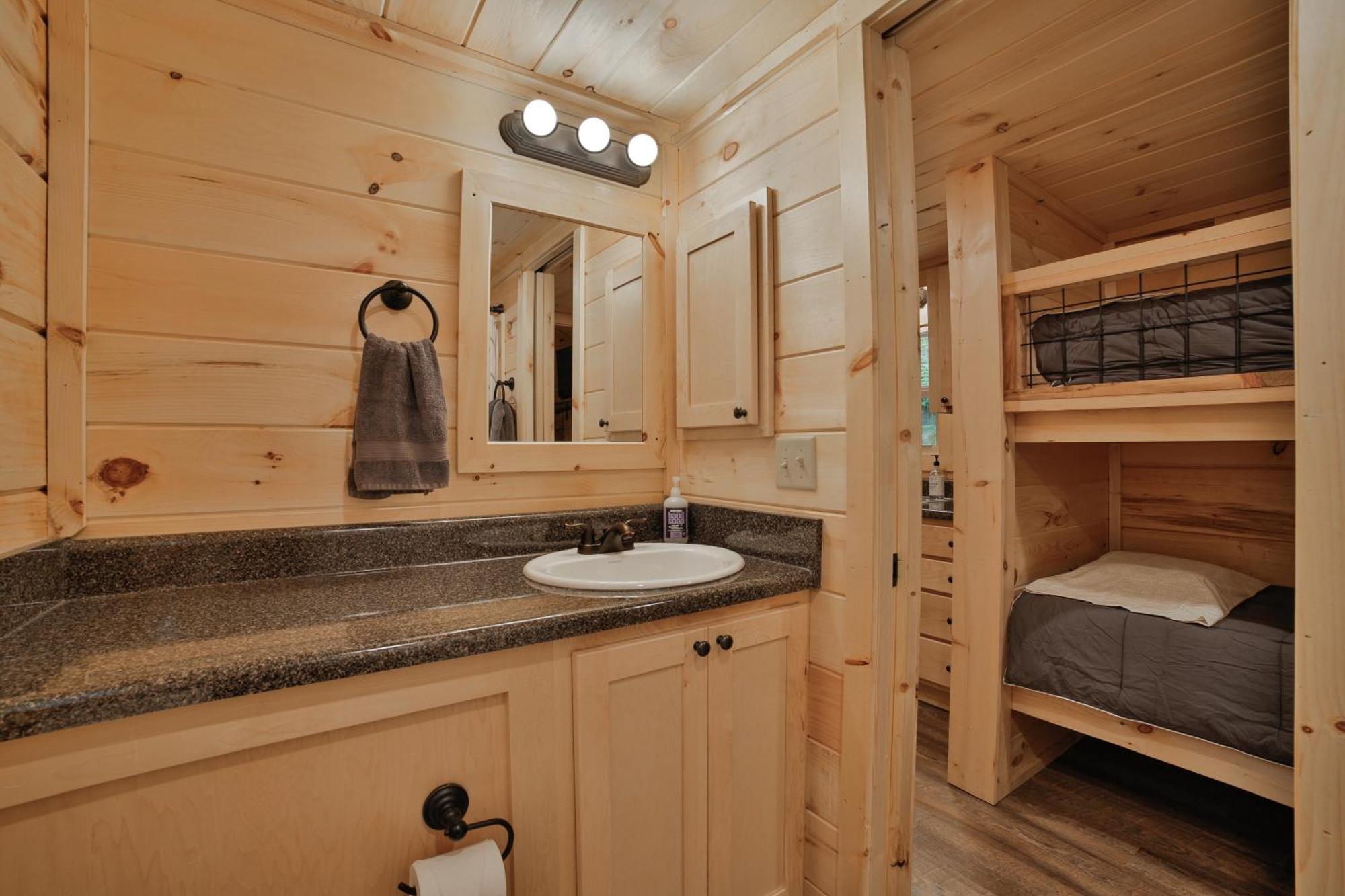 Lena Cabin Wooded Tiny Cabin - Hot Tub チャタヌーガ エクステリア 写真