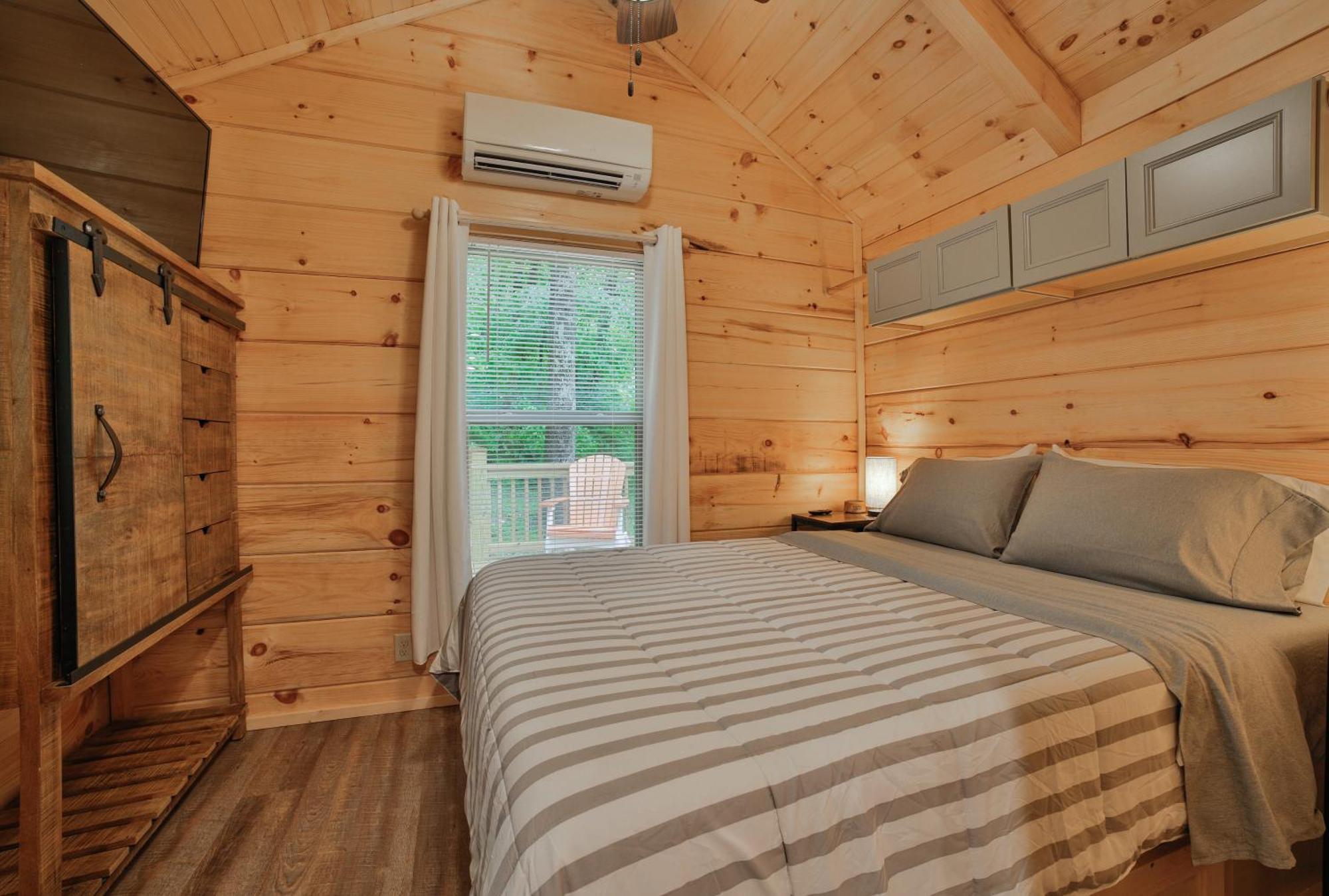Lena Cabin Wooded Tiny Cabin - Hot Tub チャタヌーガ エクステリア 写真